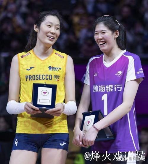 朱婷和庄宇珊互送圣诞礼物，中国女排2号球衣的传承真不是说说而已